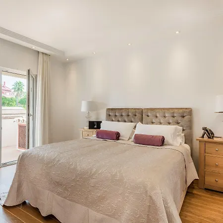 住宿加早餐酒店 The By The House