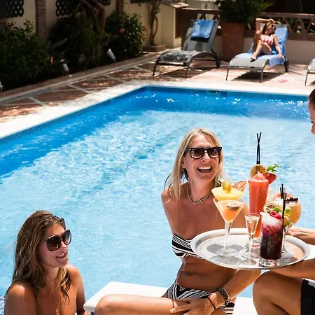 The By The House 住宿加早餐酒店